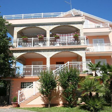 Apartments And Rooms Njivice Ngoại thất bức ảnh