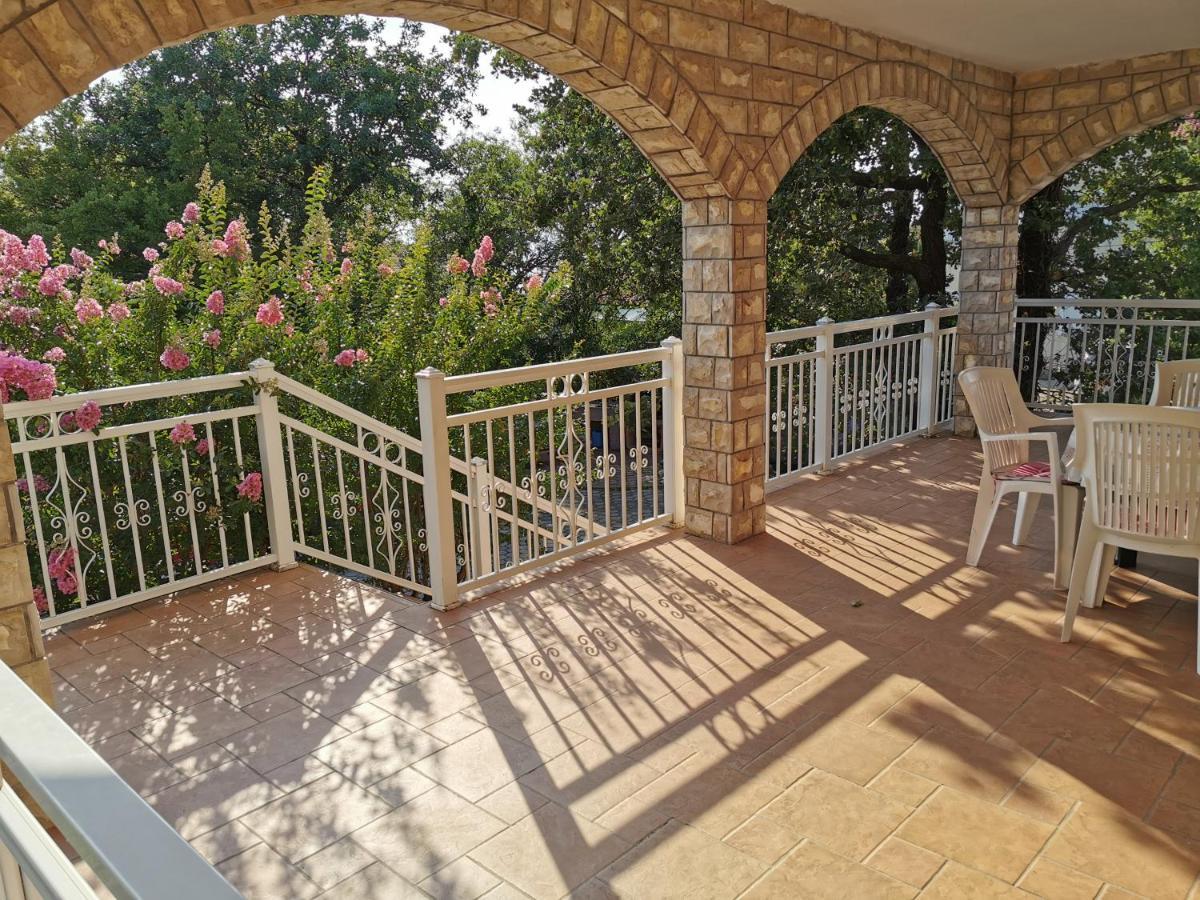 Apartments And Rooms Njivice Ngoại thất bức ảnh