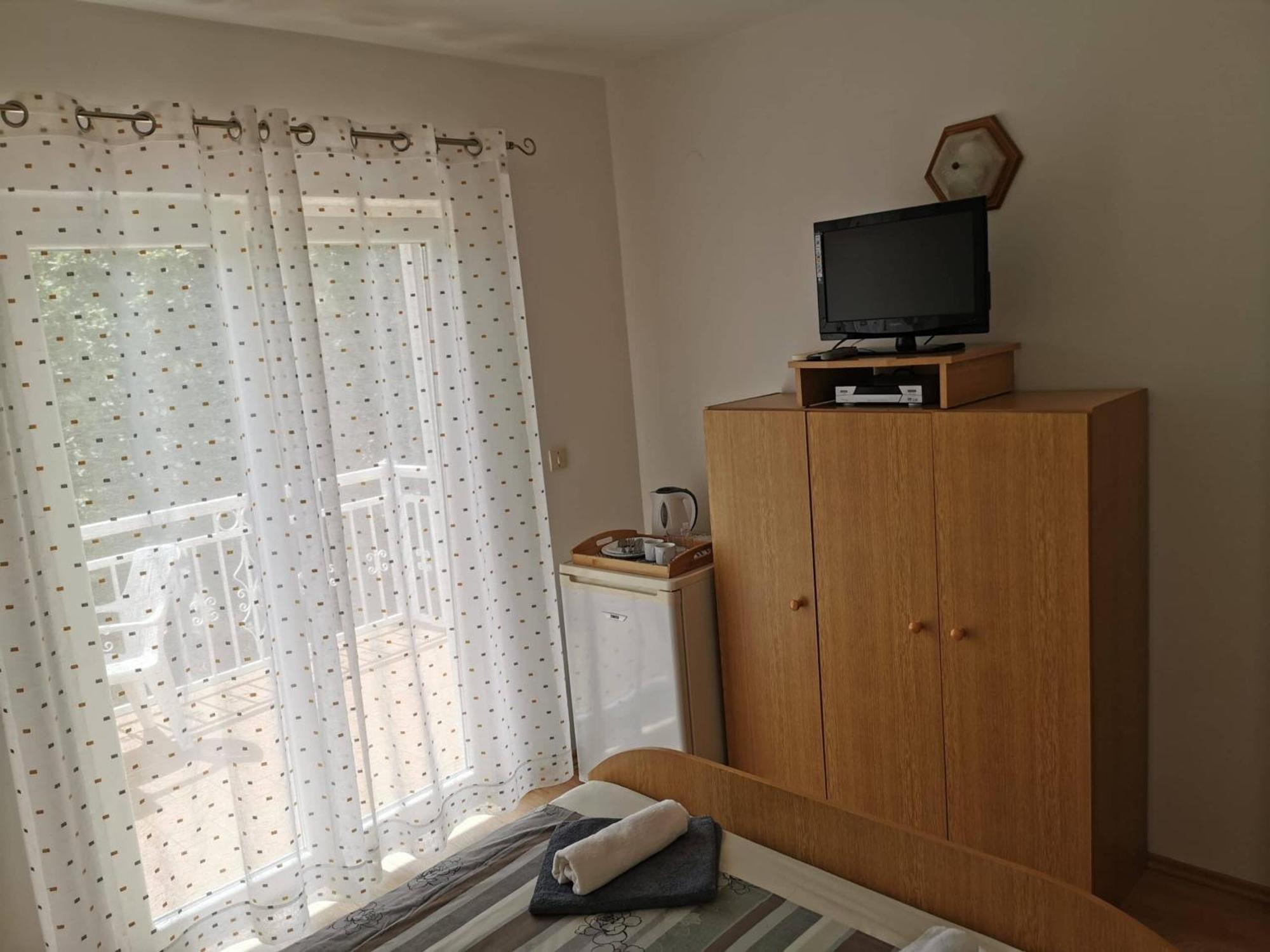 Apartments And Rooms Njivice Phòng bức ảnh